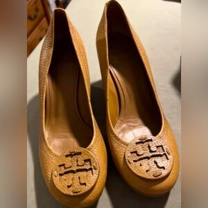 Women's Tory Burch Sally Leather Tumbled Wedges/Pumps in Size 7M